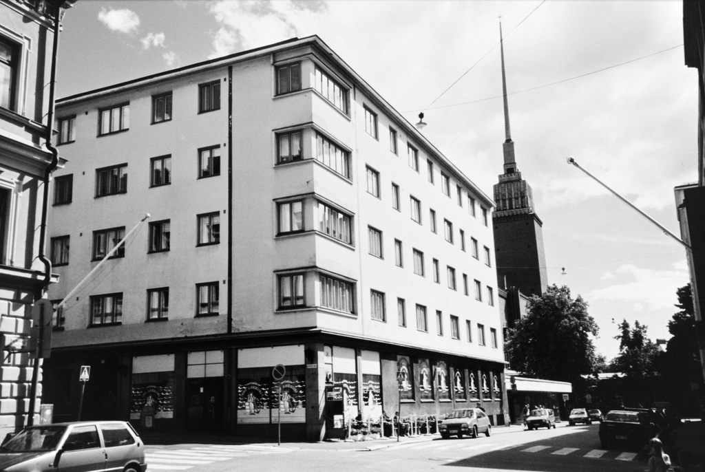 Pursimiehenkatu 16. - Kankurinkatu 3. Pohjakerroksessa ravintola Iso Ankkuri. Taustalla Agricolan kirkko.