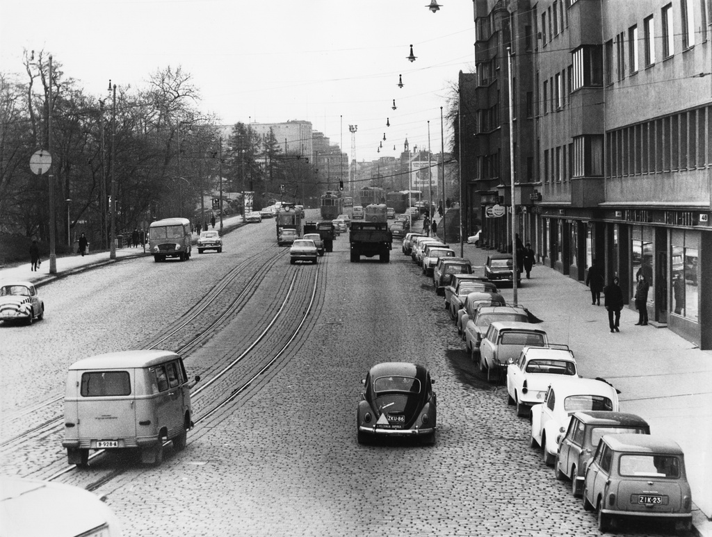 Liikennettä Mannerheimintie 40:n kohdalla.
