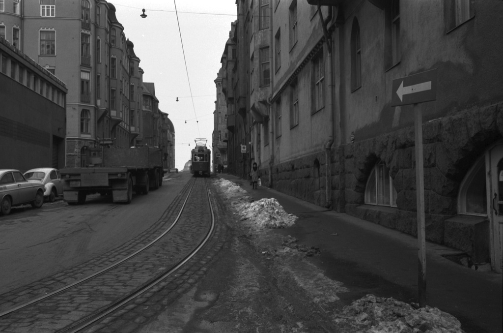 Katajanokka. Näkymä Katajanokankadulle Kauppiaankadun kulmasta, oikealla Katajanokankatu 1. Taustalla linjan 5 (Katajanokka - Töölöntori) raitiovaunu päätepysäkillään.