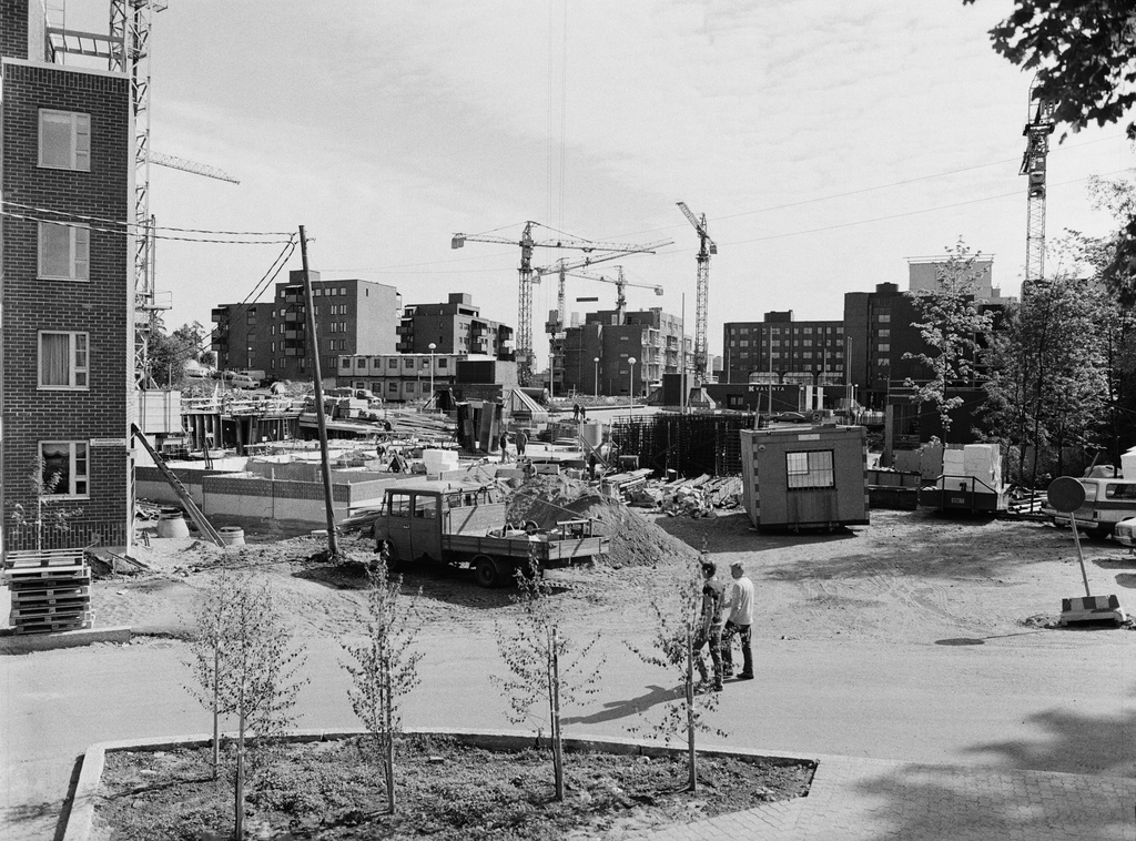 Pasila, Länsi-Pasila.  Edessä vasemmalla Palkkatilankatu 7.  Taustalla vasemmalla Pasilanraitio 4.  Kuvattu Palkkatilankadulta Palkkatilantorille päin.