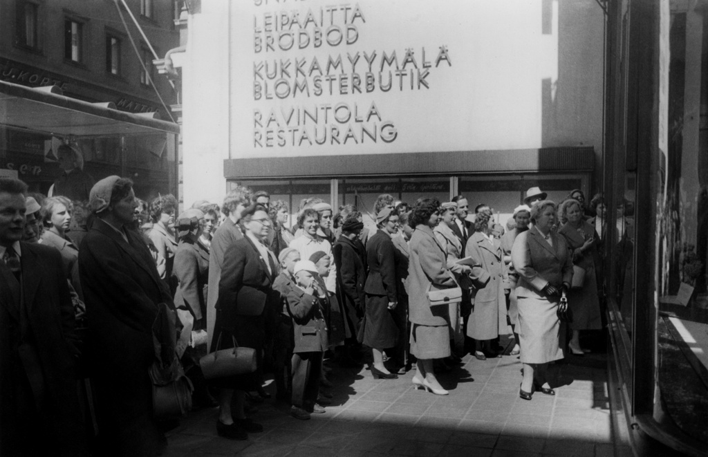 Jalankulkijoita Aleksanterinkadulla Elannon tavaratalon edustalla.