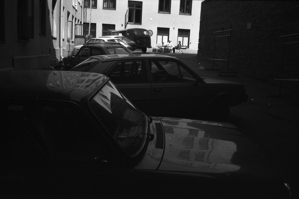 Liisankatu 7. Pysäköityjä autoja Liisankatu 7:n pihalla. Näkymä B-portaan suunnalta.
