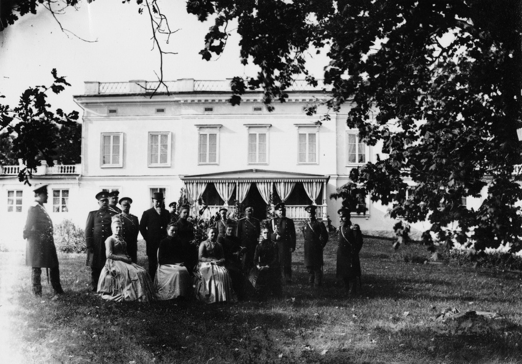 Eversti Fredrik W. von Weudtin jäähyväisjuhlat Munkkiniemen kartanossa 1890 keväällä (Eversti siirtyi Hämeenlinnaan pataljoonan komentajaksi Uudenmaan pataljoonasta)