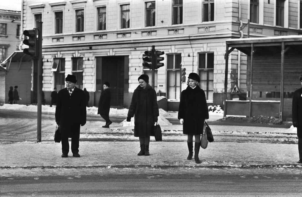 Pohjoisesplanadi 15. Jalankulkijoita odottamassa liikennevalojen vaihtumista Pohjoisesplanadilla Kauppatorin kulmassa.