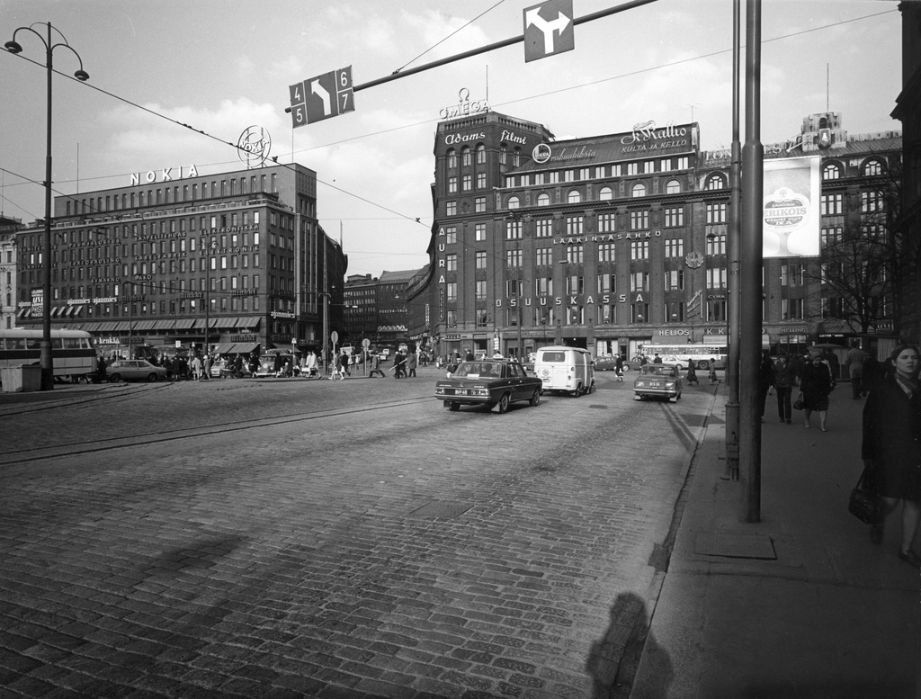 Mikonkatu 15, 13. Etualalla Kaivokatua.