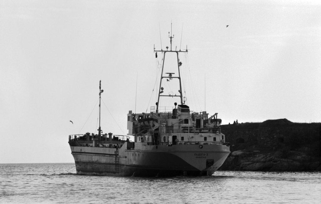 Kustaanmiekansalmi. Rahtiaiva Ladoga-3 Kustaanmiekansalmessa matkalla kohti ulappaa. Oikealla Kustaanmiekan valleja. Kuvattu veneestä.