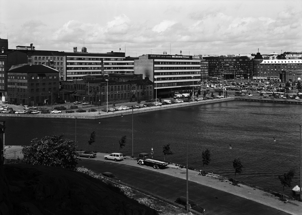 Hakaniemenranta 2, 4, 6 (nykyisin John Stenbergin ranta 2, 4, 6). Kuvassa on John Stenbergin Maskin-Fabriks tehdasrakennus, Merihotelli ja Hakaniementoria.