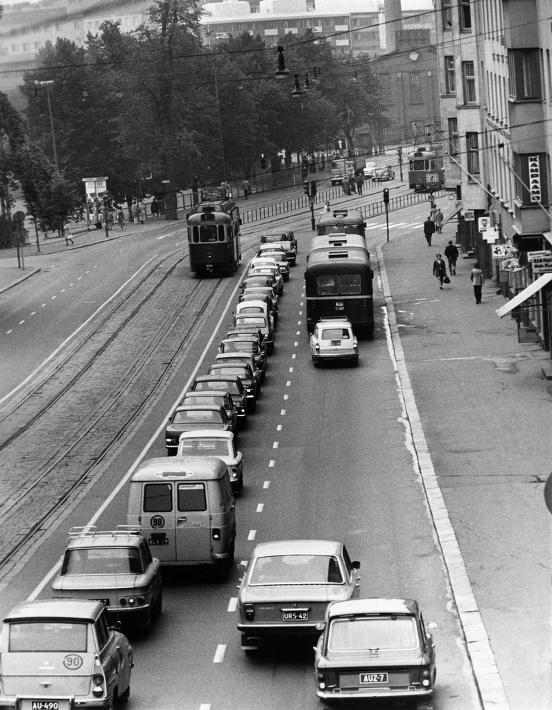 Liikennettä Hämeentiellä. Raitiovaunuliikenne sai omat kaistat Hämeentiellä keväällä 1971.