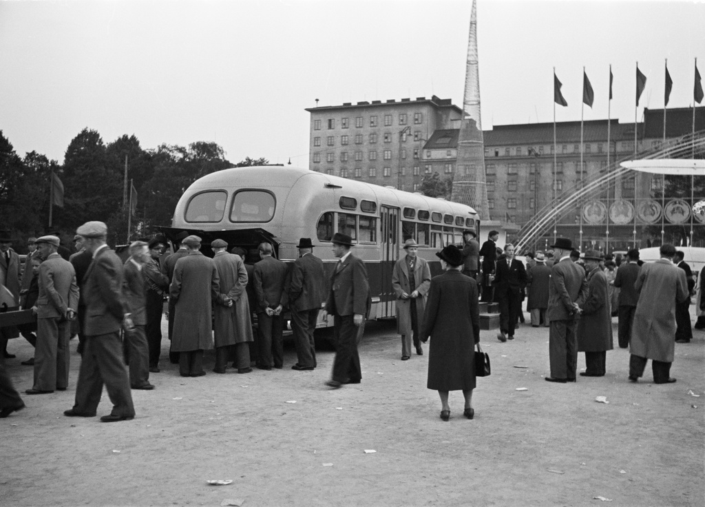 Neuvostoliiton teollisuusnäyttely Messuhallissa(=Töölön kisahalli) 29.5.-13.6.1948. Yleisöä linja-auton ympärillä Messukentällä(=Mäntymäenkenttä). Taustalla Mannerheimintie 58, 60.