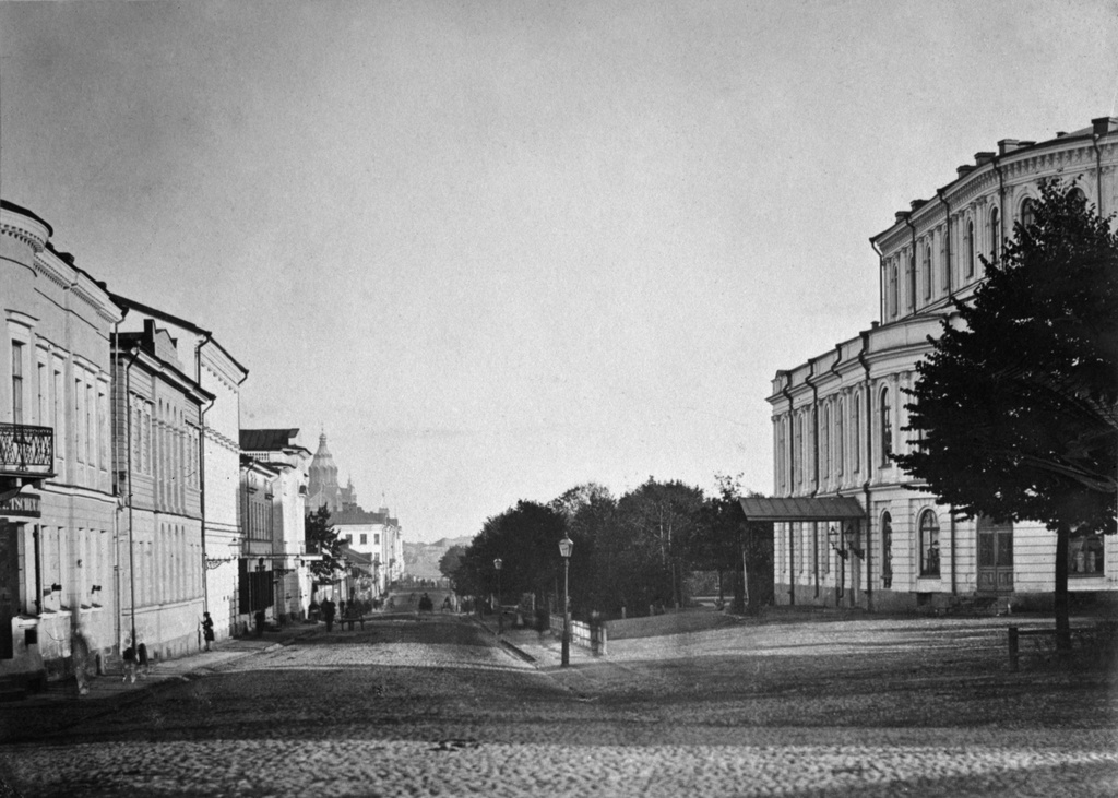Pohjoinen Esplanadikatu 43, 41, 39, 37, Kauppatorille päin (nyk. 41, Keskuskadun aukko, 39, 37. Oik. Ruotsalainen teatteri, takana Uspenskin katedraali.