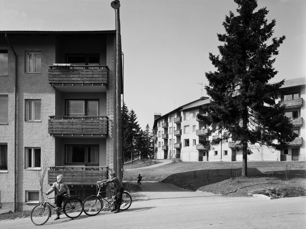 Männikkötie 5. Rakennukset valmistuneet vuonna 1953, suunnitellut arkkitehti Kaj Englund. Etualalla poikia polkupyöriensä kanssa. Molempien talojen osoite on Männikkötie 5.