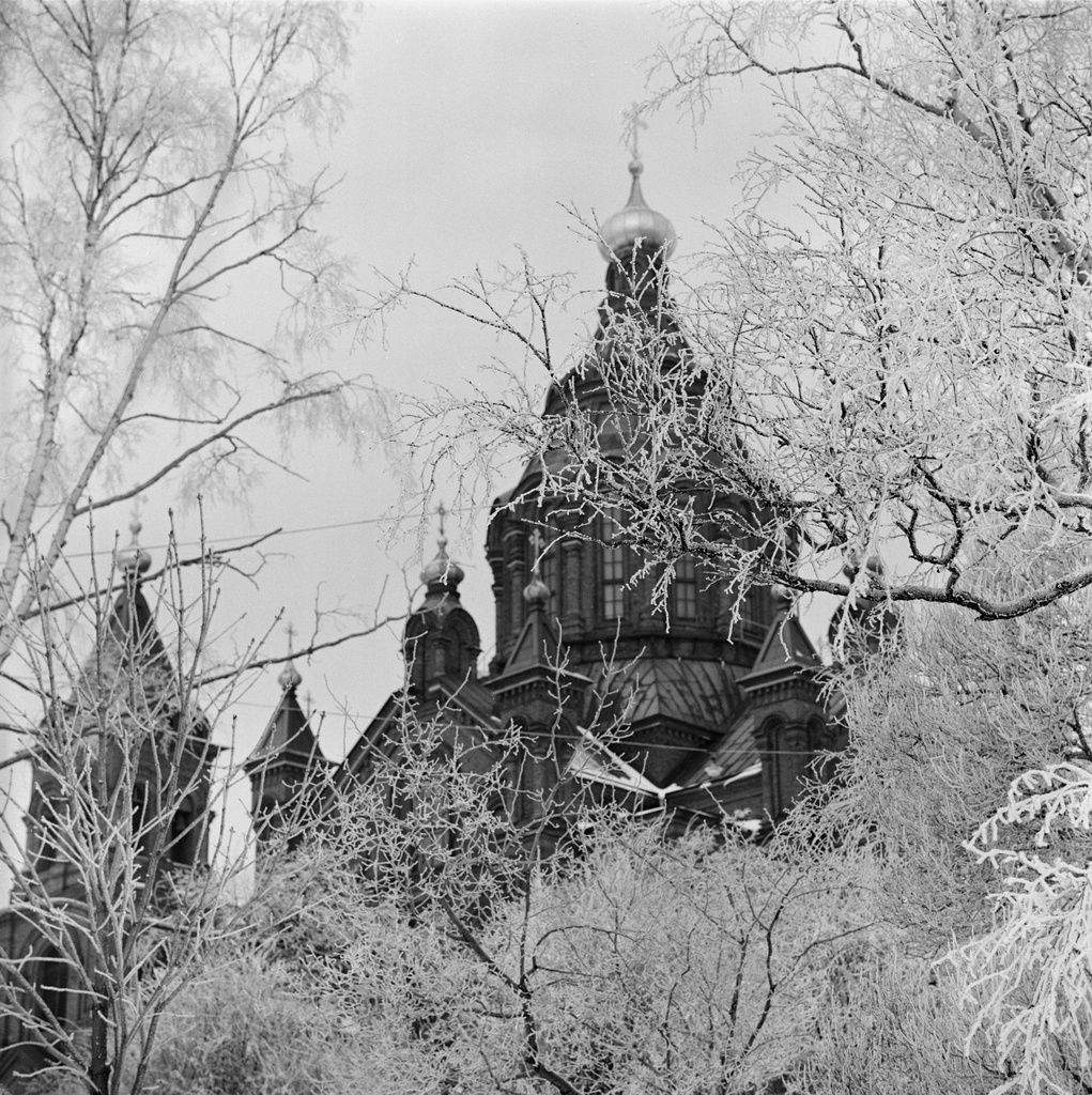 Talvinen näkymä Uspenskin katedraalille Katajanokan puistosta (= Tove Janssonin puisto).
