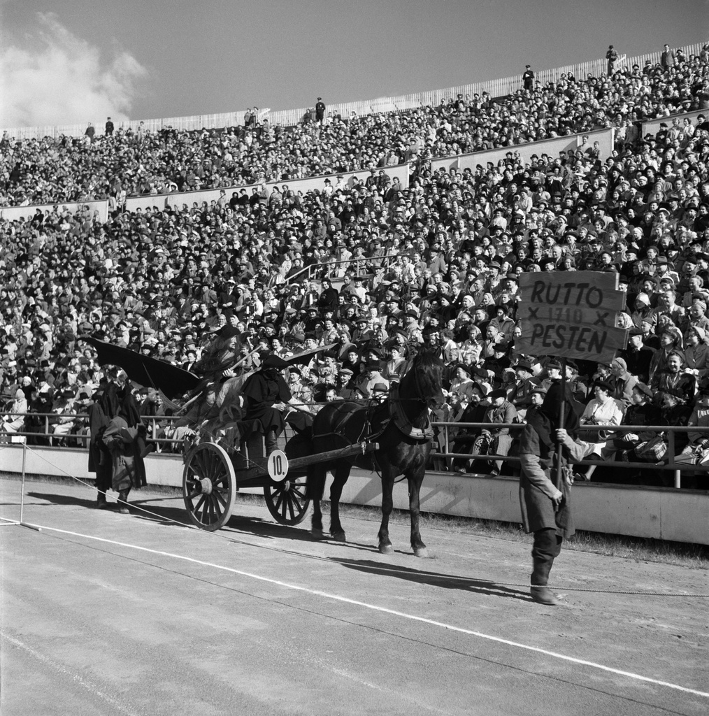 Helsingin 400-vuotisjuhlat. Juhlakulkue 11.6.1950. Stadionilla. Nr. 10 teemalla "rutto 1710"