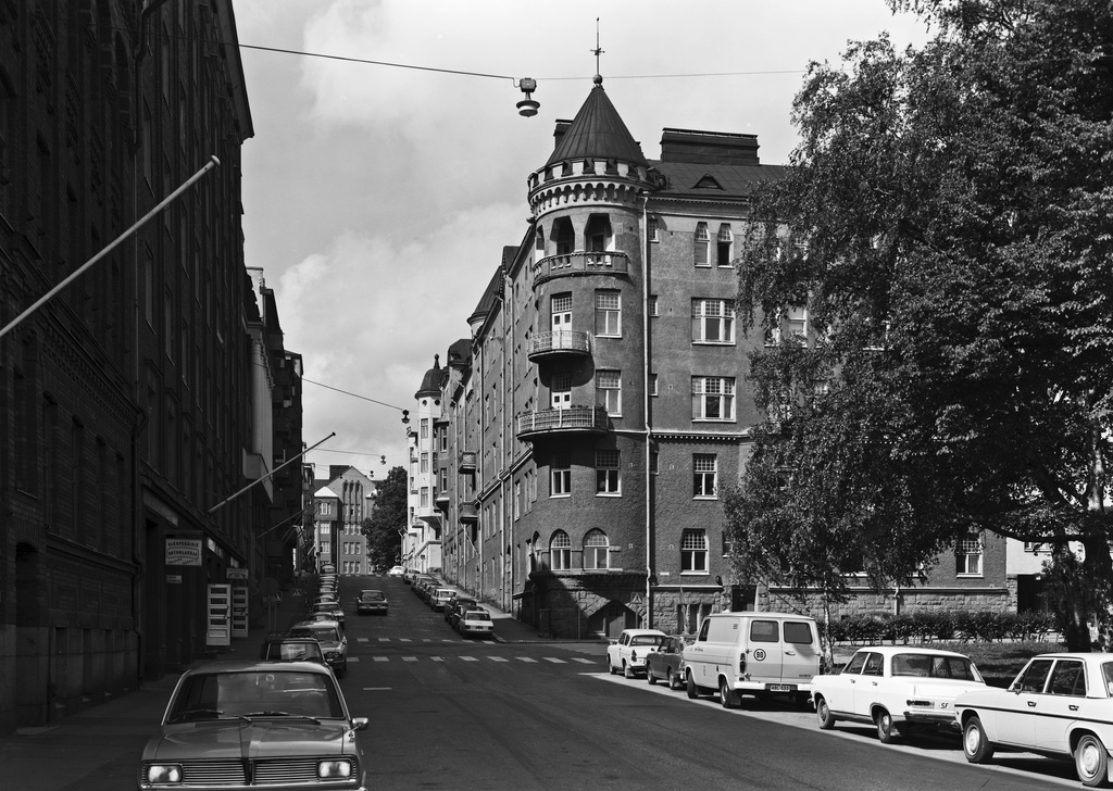 Maneesikatu 1 - Maurinkatu 2.
