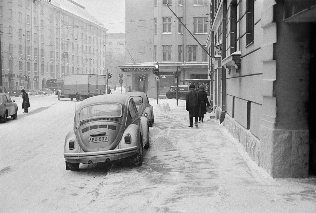 Ensilumi Töölössä vuonna 1973. Jalankulkijoita Runeberginkadulla. Näkymä risteykseen, jossa poikittain kulkee Museokatu ja Runeberginkatu pohjoiseen, Taka-Töölön suuntaan.
