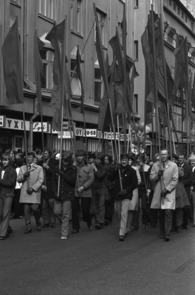 Siltasaarenkatu. Työväen vappumarssiin osallistuvia ihmisiä lippuineen kulkueessa Siltasaarenkadulla 1.5.1972.