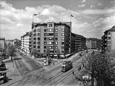 Runeberginkatu 46, 48, 50, 52, 54ab - Topeliuksenkatu 1, 3a, 3b. Runeberginkadulla raitiovaunu.  duplicate photo