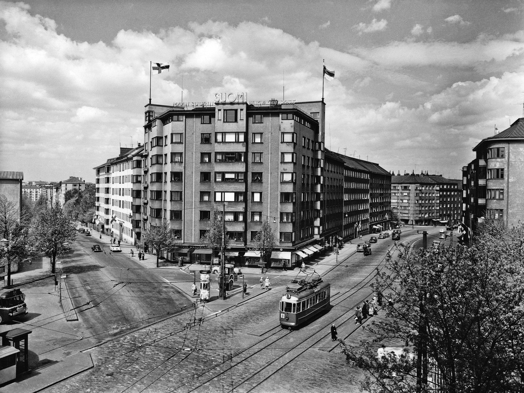 Runeberginkatu 46, 48, 50, 52, 54ab - Topeliuksenkatu 1, 3a, 3b. Runeberginkadulla raitiovaunu.