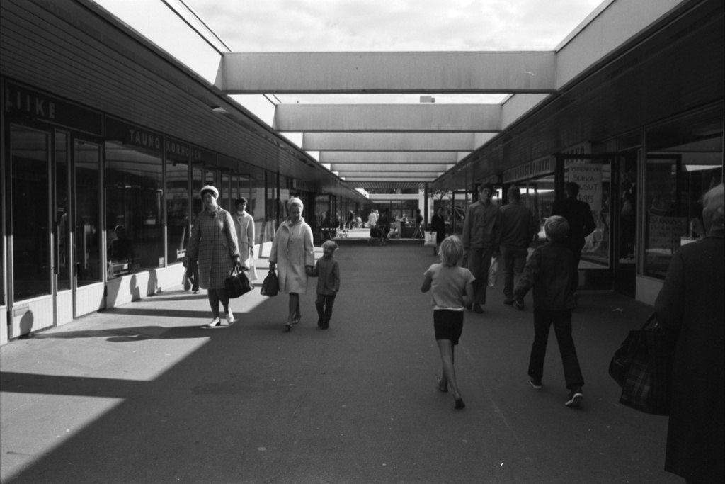 Kontulan ostoskeskus. Ihmisiä Kontulan ostoskeskuksen E-käytävällä (nykyinen Länsikäytävä).