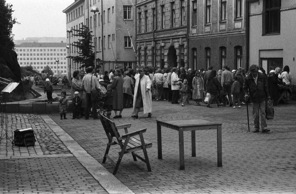 Oikokatu. Asukastapahtuma Oikokadun pihakadulla. Ihmisiä kerääntyneenä Oikokatu 11:n edustalla olevien kirpputoripöytien ääreen. Näkymä Kristianinkadun suuntaan.