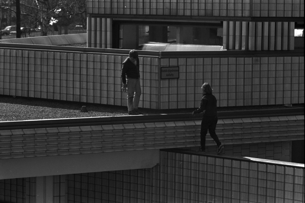 Ensi linja 2. Kaksi poikaa Helsingin Kaupunginteatterin katolla, jossa Katolle kiipeäminen kielletty -kyltti.
