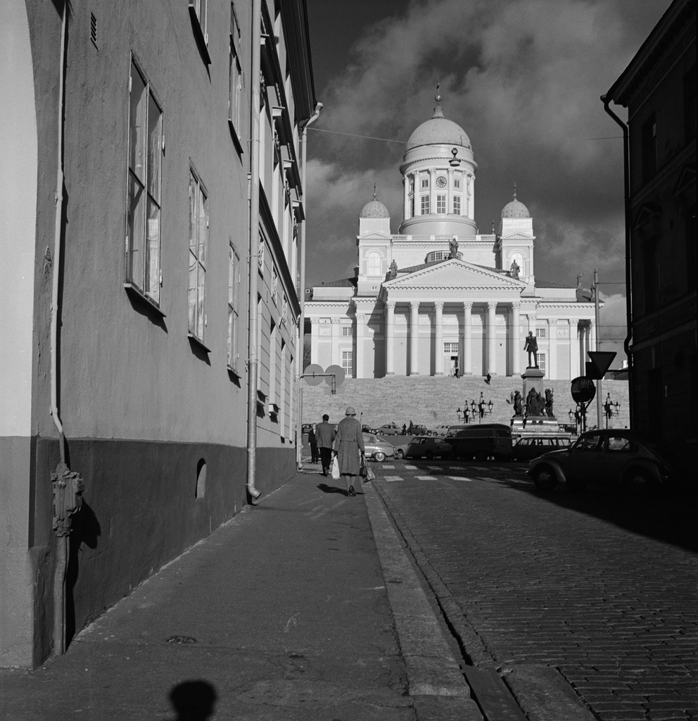 Tuomiokirkko nähtynä Sofiankadulta.