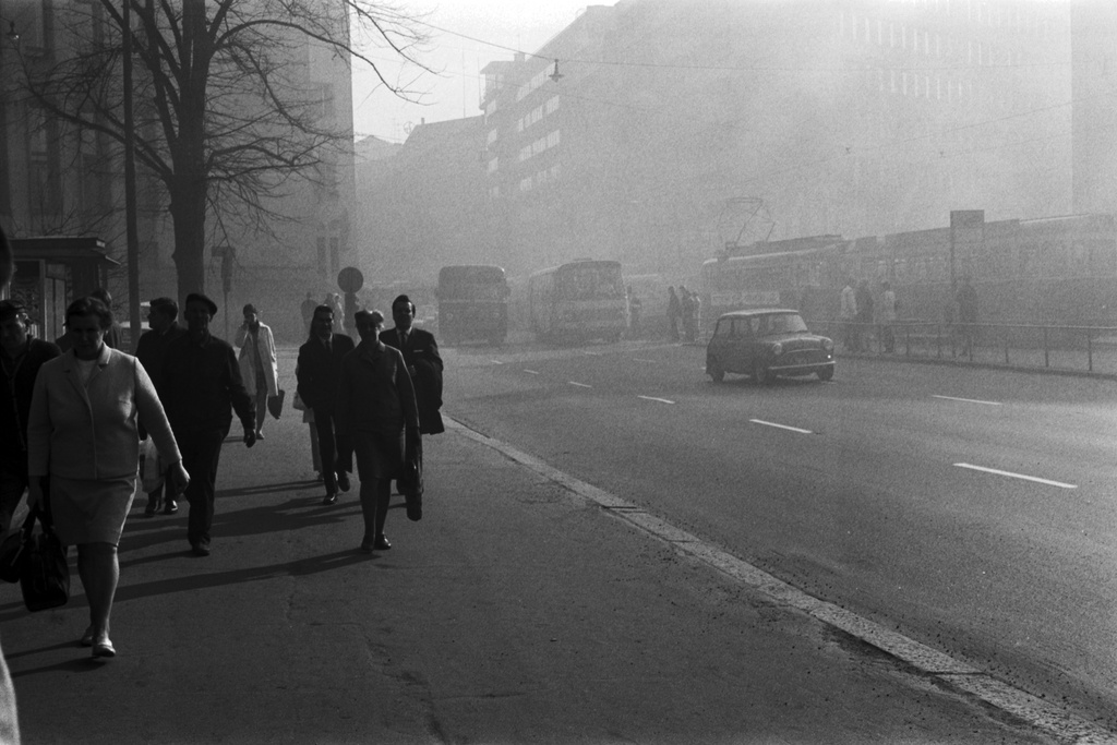 Kaisaniemenkatu 10. Liikennettä iltapäivän ruuhka-aikaan utuisella Kaisaniemenkadulla. Kuvattu Varsapuistikon kohdalta Puutarhakadun suuntaan.