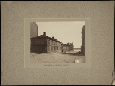 Elisabetinkatu (=Liisankatu) 7, 5, 3, 1 - Konstantininkatu (=Meritullinkatu) 25 nähtynä itään kohti Pohjoisrantaa.  duplicate photo