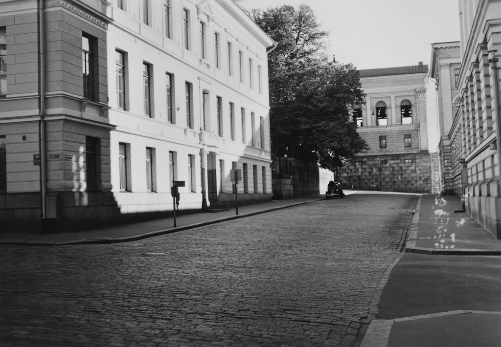 Hallituskatu (nykyinen Yliopistonkatu), oikealla yliopiston päärakennus, taustalla näkyy Tuomiokirkon läntinen kappeli.