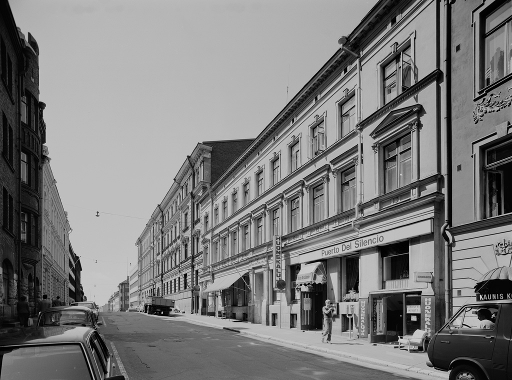 Kalevankatu 17, 19, 21. Heinosen huonekaluliikkeessä on remonttimyynti ja yläkerrassa on Puerto del Silencio.