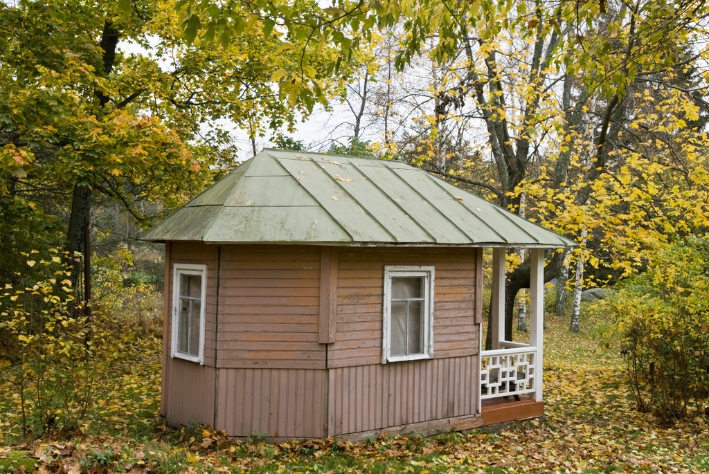 Laajasalo Vuorilahti, Villa Wuorion pihapiirissä sijaitseva leikkimökki.