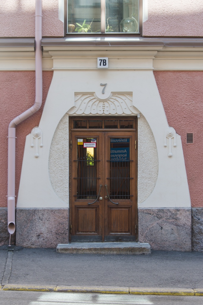 Pietarinkatu 7 - Neitsytpolku 8. G.W. Nybergin suunnittelema rakennus vuodelta 1905. Yksityiskohta - sisäänkäynti.