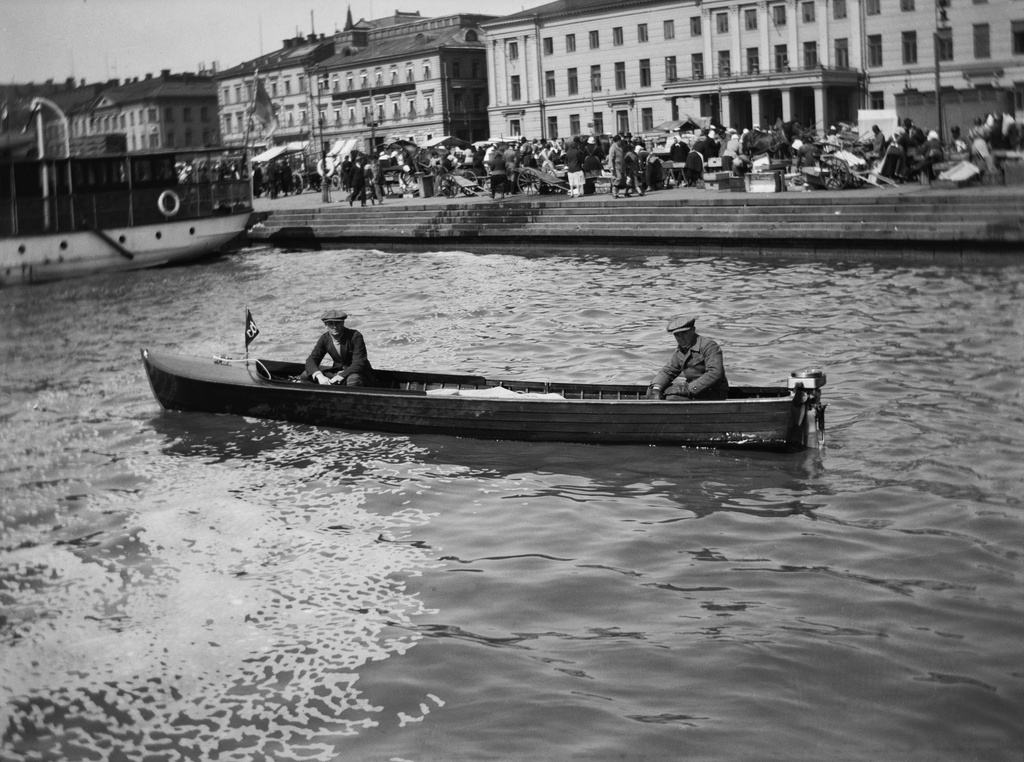 Moottorivene Kauppatorin rannassa, Kolera-altaassa.