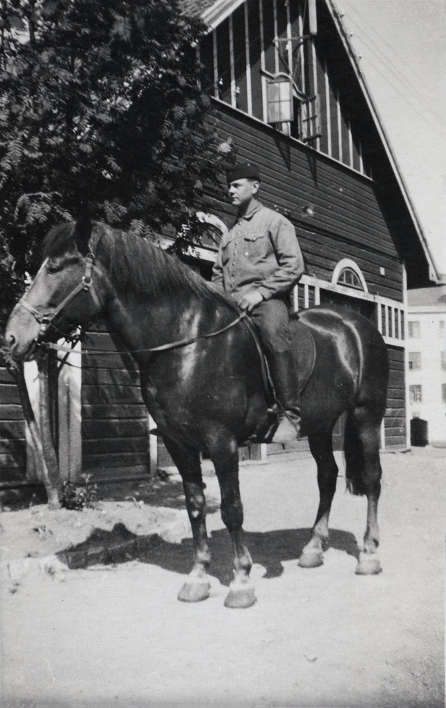 Hämeentie 90, Hermannin paloasema. Palomies ambulanssihevosen selässä aseman edessä. Takana oikealla on Eurantie.