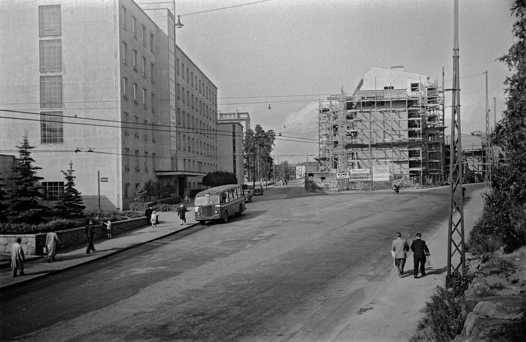 Haartmaninkatu 2, 1. - Topeliuksenkatu 30. Vasemmalla HYKS Naistenklinikka keskellä Työterveyslaitoksen talo rakenteilla. Rakennus valmistui keväällä 1951.