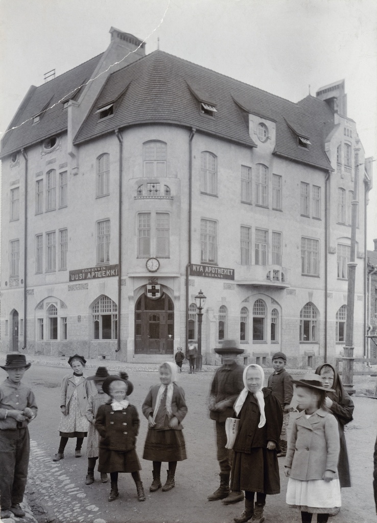 Lapsia Sörnäisten Uuden Apteekin talon, Itäinen viertotie 34 (= Hämeentie 33), edessä.