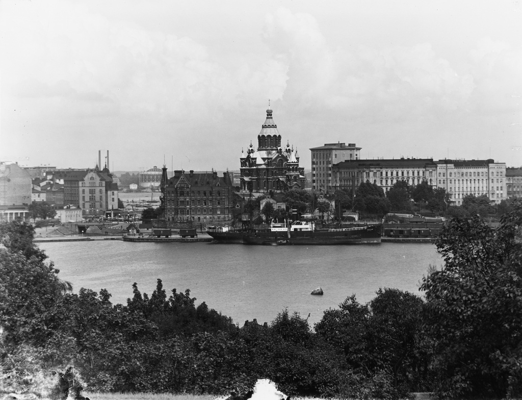 Katajanokan länsiosa, Katajanokanlaituri. s/s Pallas satamassa. Taustalla Uspenskin katedraali, katedraalin vasemmalla puolella 1960 purettu Norrménin talo ja talon edessä tavaravaunuja Satamaradan Katajanokan päässä.