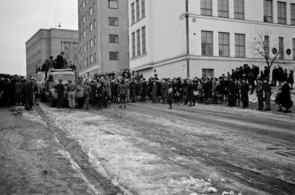 Kallion yhteiskoulun abiturientit Porthaninkadulla lähdössä penkinpainajaisajelulle.