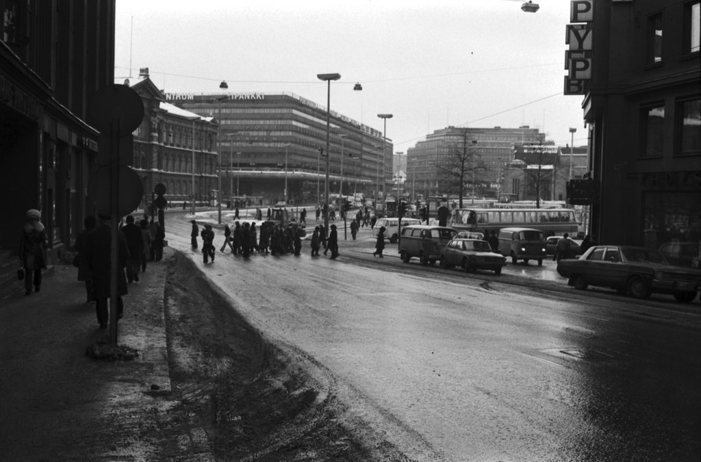 Kaisaniemenkatu. Kevättalven näkymä Kaisaniemenkadun alkupäästä Rautatientorin suuntaan. Taustalla Makkaratalo.