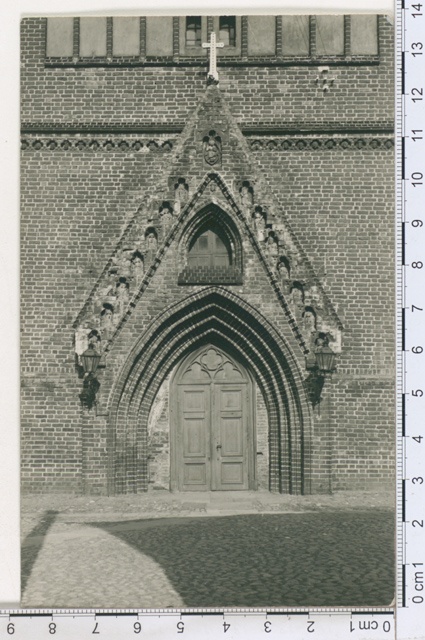 The door of the church of Jan