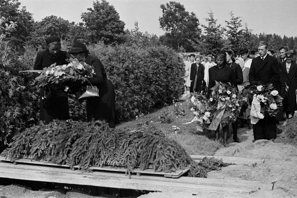 Hautajaiset, Pohjoinen hautausmaa (= Malmin hautausmaa), viimeinen tervehdys sotamies Jalo Laiton haudalla.