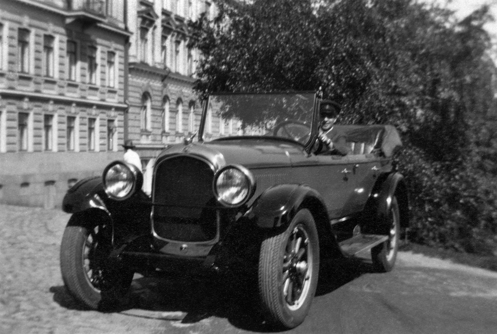 Valokuvaaja Constantin Grünberg kuljettajana vuosimallin 1928 Chryslerissä. Taustalla Eteläranta 2, 4. Grünbergillä oli oma auto vain Nizzassa asuessaan. Suomessa ja Virossa hän käytti Hans Kochin yrityksen autoja.