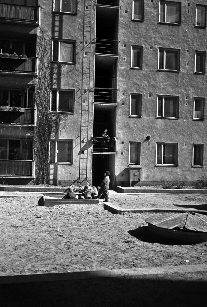 Lapsia leikkimässä Humalistonkatu 9 takapihalla.