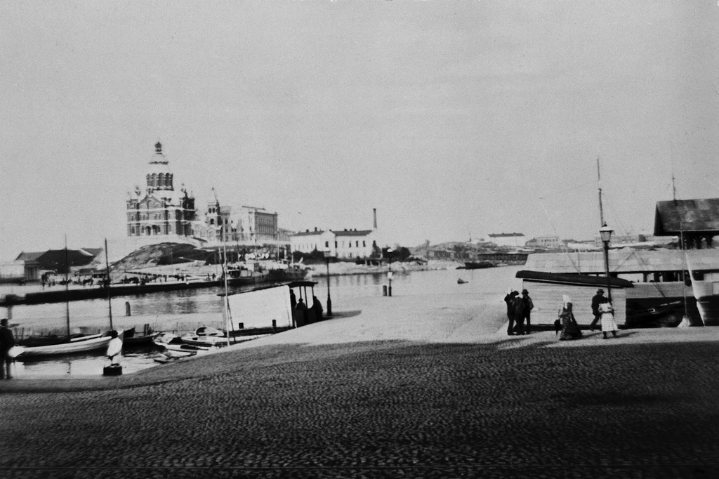 Näkymä Eteläsatamasta Pohjoisesta laiturihaarasta (= Lyypekinlaiturilta)  Katajanokalle, taustalla Uspenskin katedraali.