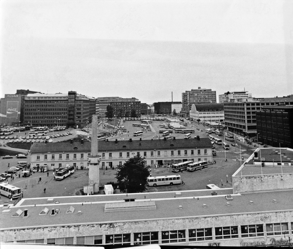 Kamppi, linja-autoasema. Etualalla Lasipalatsi, sen takana linja-autoaseman rakennus. Vas. takana Simonkenttä, oik. reunassa Salomonkatu.