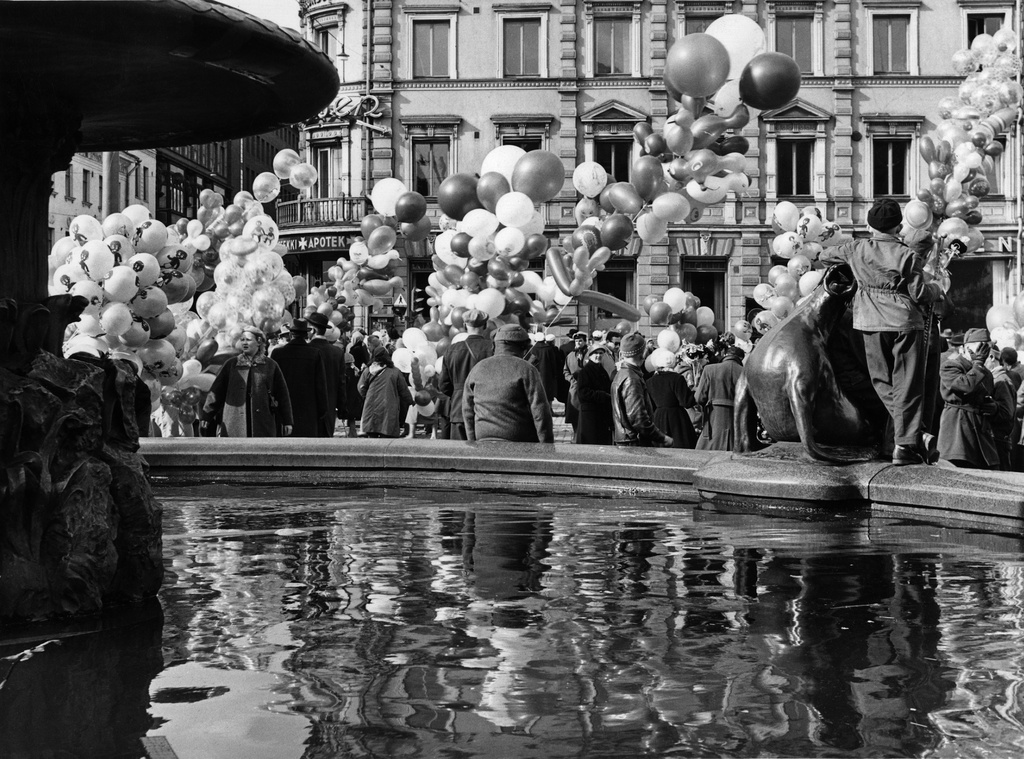 Elanto-lehti 4/9/58. Vappu. Ihmisiä ja ilmapallonmyyjiä Havis Amandan patsaan vierustalla kauppatorin laidalla.