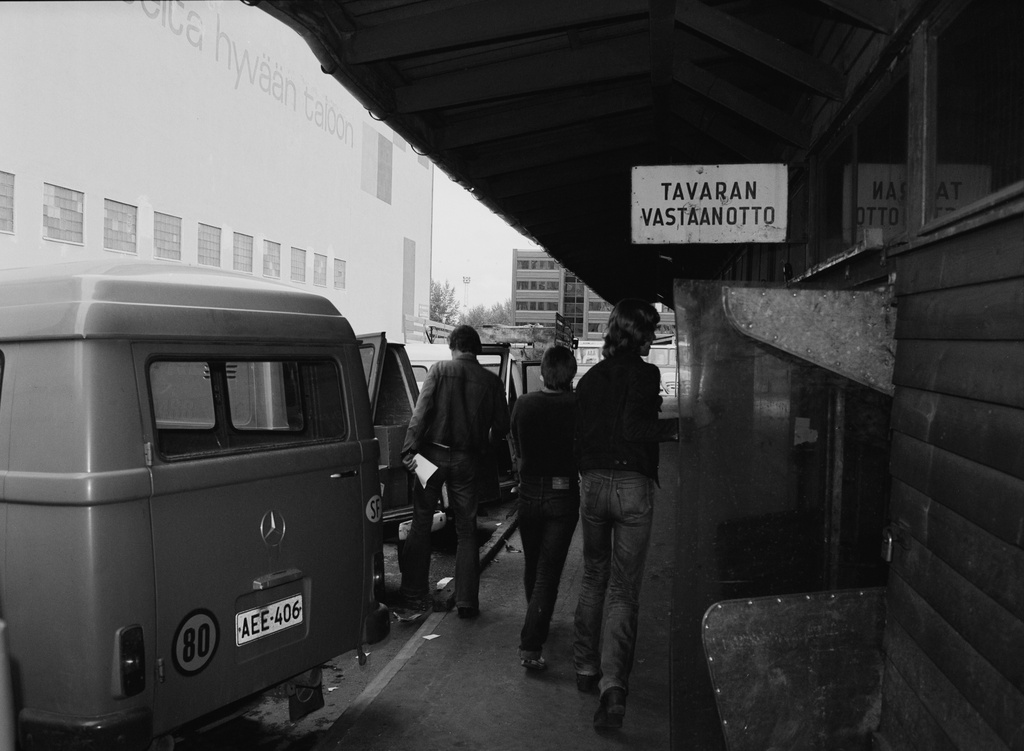 Kamppi, linja-autoasema. Lähtevän rahtitavaran asema, Jaakonkatu 5. Syyskuu 1977.