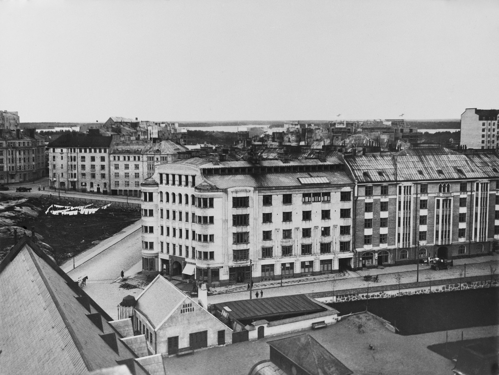 Näköala Kansallismuseon tornista länteen. Etualalla Töölönkatu 6, 8. Taustalla vasemmalta Cygnaeuksenkatu 2, 4.