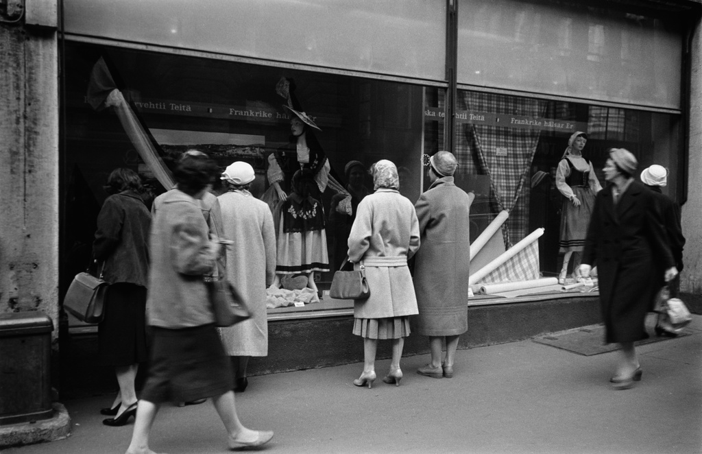 Aleksanterinkatu 9. Jalankulkijoita katselemassa Ranska-teeman mukaisesti somistettuja Elannon tavaratalon näyteikkunoita.