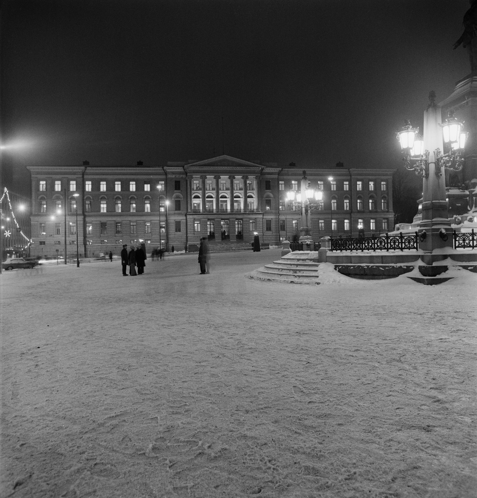 Tervapatoja itsenäisyyspäivän kunniaksi Senaatintorilla Yliopiston päärakennuksen edustalla